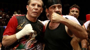 Julio Cesar Chavez y Mario "Azabache" Martinez, durante una pelea de exhibición celebrada en 2015.