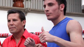 Julio César Chávez (i) y su hijo, también boxeador, Omar Chávez (d).