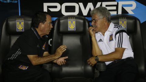 Hugo Hernández charla con Ricardo Ferretti durante un partido de Tigres UANL.