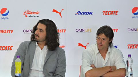 Amaury Vergara y Matías Almeyda juntos en su presentación.