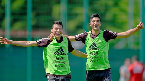 Hirving 'Chucky' Lozano (izquierda) y Raúl Jiménez (derecha), pudieran compartir equipo y no solo en El Tri.