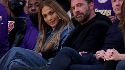 Jennifer Lopez y Ben Affleck en un juego de LA Lakers.