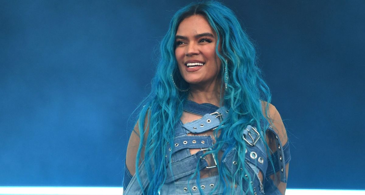 Karol G will change her hair blue 3 Karol G wearing her blue hair at Coachella 2022.