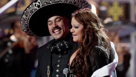 VIDEO: Lupillo Rivera, entre lágrimas y destrozado, cuenta cómo supo de la muerte de Jenni Rivera