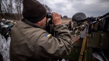 Momento en que helicópteros de combate ucranianos hacen estallar depósito de combustible dentro de Rusia