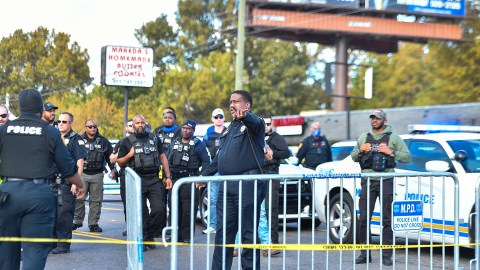 Mujer estrella su auto contra una casa y es acusada por provocar la muerte accidental de exjugador NBA