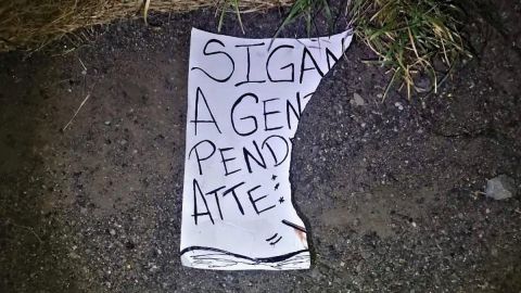Narcos dejan a dos rivales colgando de un puente en la frontera.