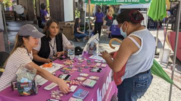 La feria de salud sexual se llevó a cabo en Plaza México el jueves. (Jacqueline García/La Opinión)