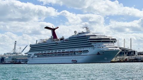 Pasajero de crucero Carnival salta por la borda, mientras dos niños gritan alertando a la tripulación y la guardia costera no halló el cuerpo