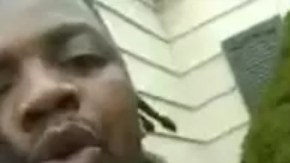 Lyoya intentó impedir ser alcanzado por el taser del policía