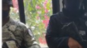 Policía y militares mexicanos le quitan varias libras de droga a los narcos.