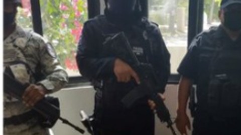 Policía y militares mexicanos le quitan varias libras de droga a los narcos.