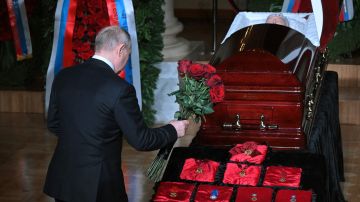 Putin en funeral de Zhirinovsky con maletín nuclear