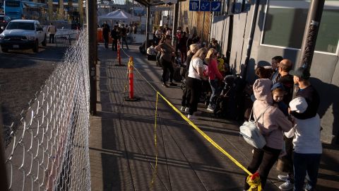 Alrededor de 600 ucranianos acampan a lo largo de la frontera en Tijuana y otros 500 se refugian en hoteles y 100 de ellos se les permite cruzar hacia Estados Unidos diariamente