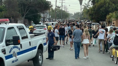 La fiesta no autorizada, llamada como "Deltopia", se realiza todos los años en Isla Vista, en el condado de Santa Bárbara