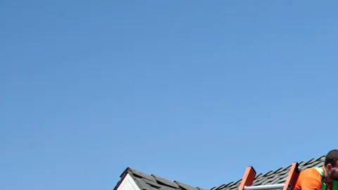 Cada vez más familias generan energía desde su propio hogar.