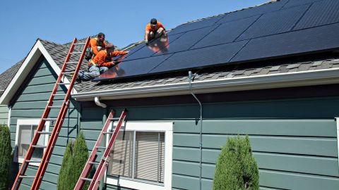 Cada vez más familias generan energía desde su propio hogar.