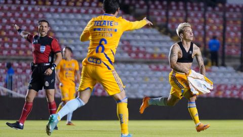 Yeferson Soteldo en festejo de gol, durante el partido entre los Gallos Blancos de Querétaro y los Tigres de la UANL.