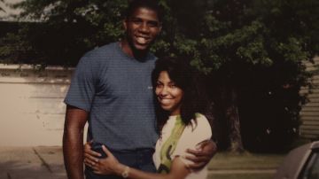 Earvin "Magic" Johnson y su esposa Cookie en los años 80.