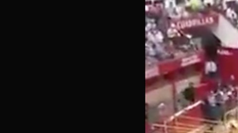 Toro pasa por encima de un jinete y casi lo mata.