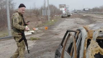 Cadáveres y coches calcinados en autopista E-40 en Ucrania..