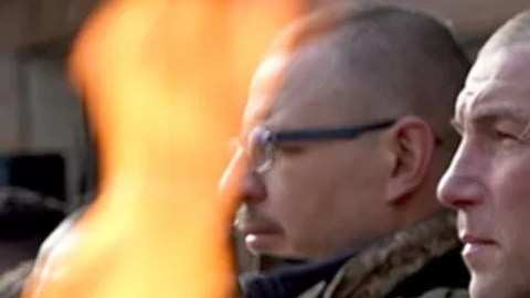 Soldados ucranianos rinden homenaje a uno de los suyos en un funeral militar