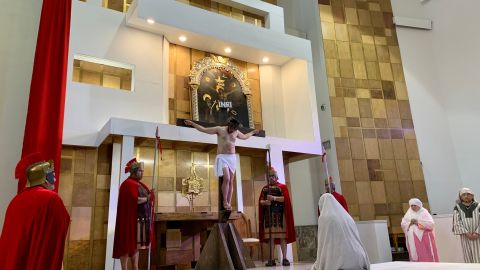 Inmigrantes feligreses de la iglesia Nuestra Señora de Los Ángeles  de la Placita Olvera participan en el viacrucis. (Araceli Martínez/La Opinión)