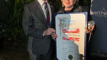 Angélica María recibe reconocimiento de parte de la Cámara de Comercio de Hollywood