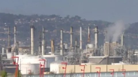 En la ciudad de Wilmington en el sur de California, miles de familias latinas viven entre varias refinerías.