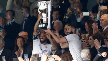 Marcelo y Karim Benzema levantaron el trofeo de LaLiga.