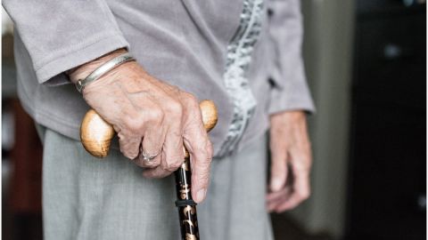 La acusada de 72 años, los espiaba por la ventana todos los días.