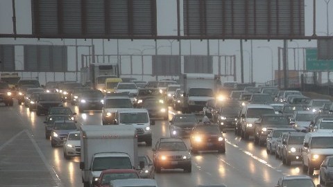 Los nuevos estándares de consumo para autos en EE.UU. buscan que los consumidores ahorren hasta $1,400 en gasolina