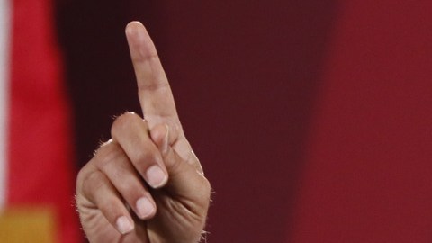 AMLO dice que gobernador de Texas tiene intereses electorales tras entorpecer flujo de camiones de carga
