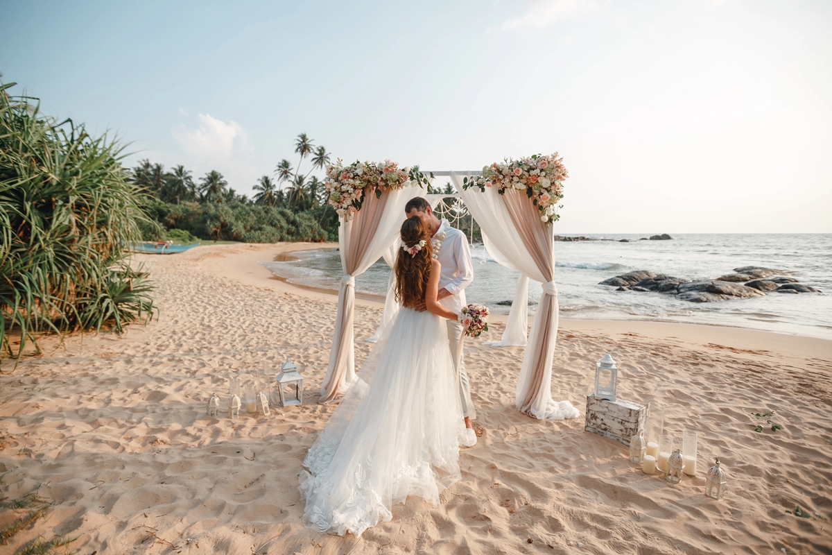 Cómo vestir para una boda en la playa: 5 vestidos para novia - La Opinión