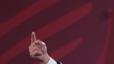 AMLO acusa a empresas y gobiernos extranjeros de hacer "lobby" en materia energética