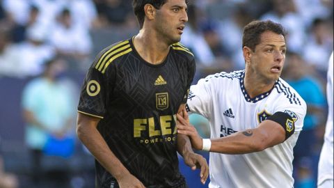 Carlos Vela (i) del LAFC, tuvo un duelo de ensueño contra Javier 'Chicharito' Hernández (d) del LA Galaxy.