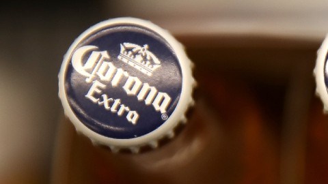 Con la gente de regreso en los bares, el fabricante de Modelo y Corona asegura que el negocio de la cerveza se recupera