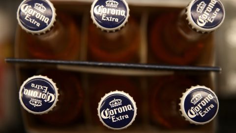 Con la gente de regreso en los bares, el fabricante de Modelo y Corona asegura que el negocio de la cerveza se recupera