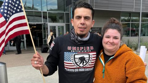 Alex Murillo confía en poder arreglar su situación migratoria.