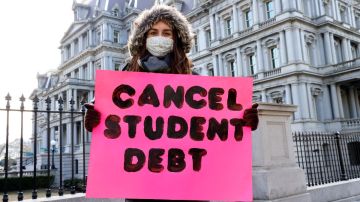 Deuda estudiantil: cómo los cambios en los programas de préstamos podrían aliviar las deudas de millones de estadounidenses