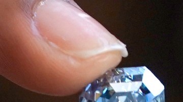 Un raro diamante azul de 15 quilates, el más grande del mundo, es subastado en $57 millones de dólares