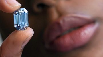 Un raro diamante azul de 15 quilates, el más grande del mundo, es subastado en $57 millones de dólares