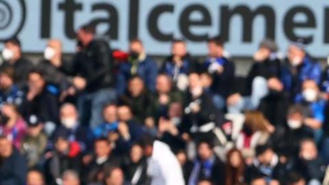 Lozano celebra con Elmas, su asistencia y el tercer gol para ganar el partido.