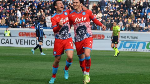 Lozano celebra con Elmas, su asistencia y el tercer gol para ganar el partido.