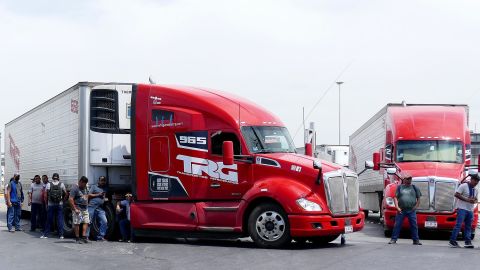 Transportistas mexicanos bloquean puente internacional entre México y EE.UU.