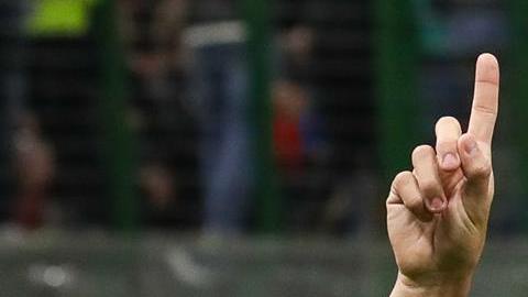 El delantero Lautaro Martínez (i) es la figura del Inter de Milán que se acerca a ganar su segundo campeonato de forma consecutiva.