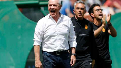 El entrenador Javier Aguirre dirigiendo al RCD Mallorca de España.