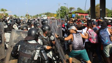 Migrantes chocan con autoridades en México