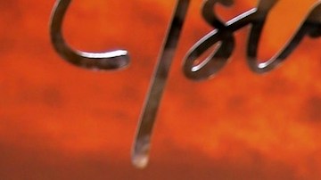 Gloria Trevi mueve su cuerpo en el escenario usando un ajustado body rojo