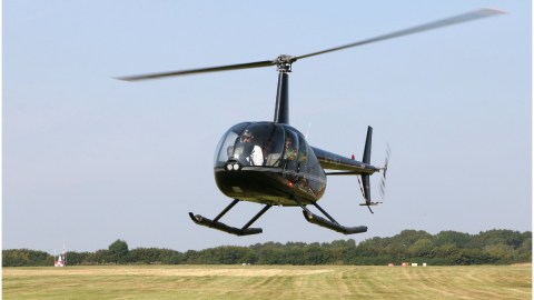 Cuatro personas iban dentro del helicóptero y salieron con heridas leves.